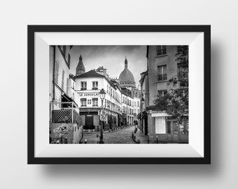 Photo de Paris Montmartre – La Basilique Sacré Coeur Rue Norvins Image Noir et Blanc Butte Cliché Art Affiche Poster Décoration Murale