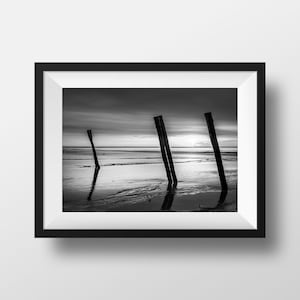 Foto Brittany Preto e Branco - Finistère Seaside Beach Troncos Dique Fotografia Paisagem Nascer do Sol Pôster Decoração