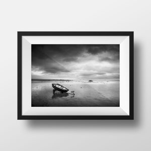Foto em preto e branco Brittany - Finistère Beg Meil Pôster de rock à beira-mar praia barco longa exposição paisagem fotografia