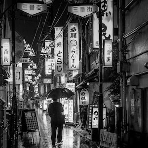 Photo Noir et Blanc Tokyo Japon Photographie Scène de Rue Köenji Lanternes Parapluie Image Affiche Poster Décoration Murale image 6