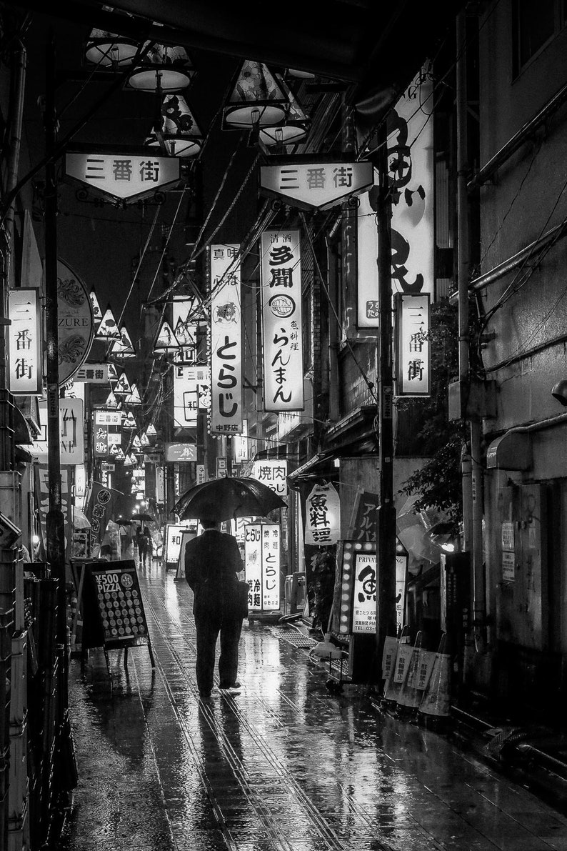 Photo Noir et Blanc Tokyo Japon Photographie Scène de Rue Köenji Lanternes Parapluie Image Affiche Poster Décoration Murale image 6