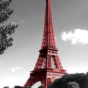 Tirage Photo Paris La Tour Eiffel en Rouge Image en Noir et Blanc Cliché Scène de Rue Affiche Poster Décoration Désaturation image 6