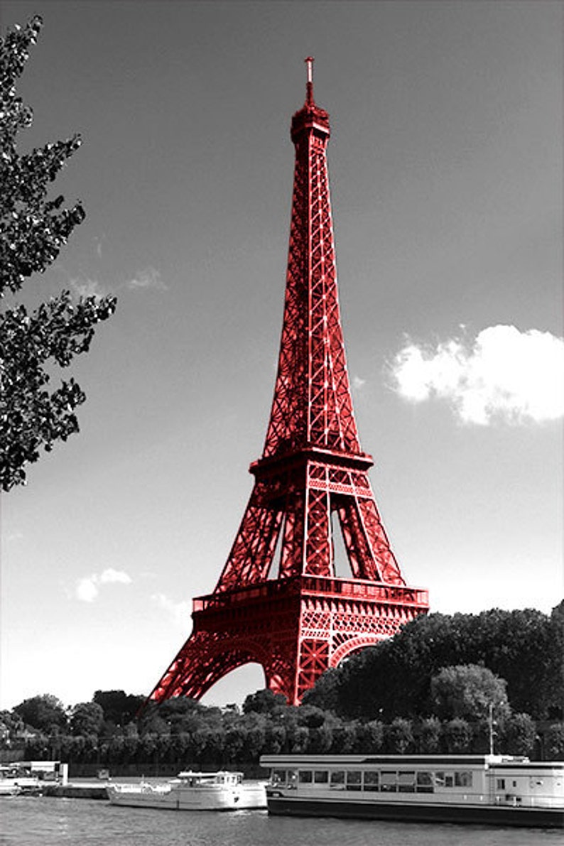Tirage Photo Paris La Tour Eiffel en Rouge Image en Noir et Blanc Cliché Scène de Rue Affiche Poster Décoration Désaturation image 6