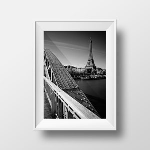 Print Eiffel Tower Paris - Black and White Photography Photo and the Debilly footbridge on the Seine Image Poster Wall Art