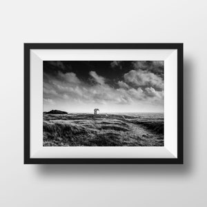 Foto em preto e branco bela ilha no mar Bretanha - Porto Coton oceano beira-mar imagem fotografia paisagem pôster decoração