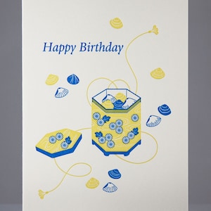 Carte typographique joyeux anniversaire kimono japonais - jeu de coquillages