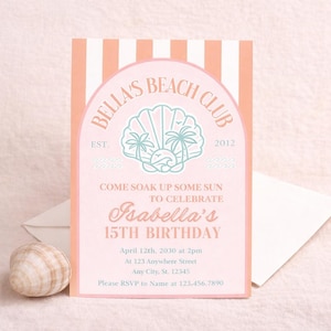 Op de afbeelding: Een roze en perzik verjaardagsuitnodiging met de tekst "BELLA'S BEACH CLUB" en "Isabella's 15e verjaardag". De uitnodiging heeft een schelp- en palmbomenontwerp. Een schelp en een envelop staan op de voorgrond.