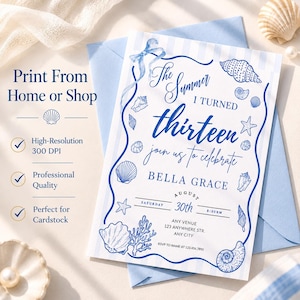Puede incluir: Una invitaci&oacute;n azul y blanca con ilustraciones de conchas marinas. El texto dice "The Summer I Turned Thirteen, join us to celebrate Bella Grace". Incluye detalles del evento. Impreso en cartulina.