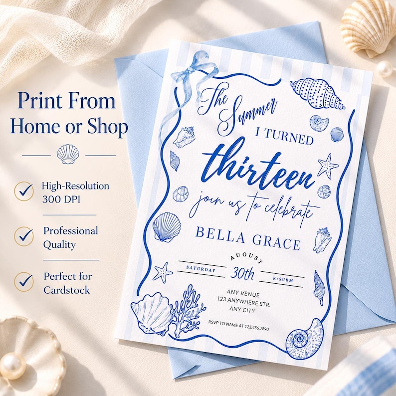 Puede incluir: Una invitaci&oacute;n azul y blanca con ilustraciones de conchas marinas. El texto dice "The Summer I Turned Thirteen, join us to celebrate Bella Grace". Incluye detalles del evento. Impreso en cartulina.