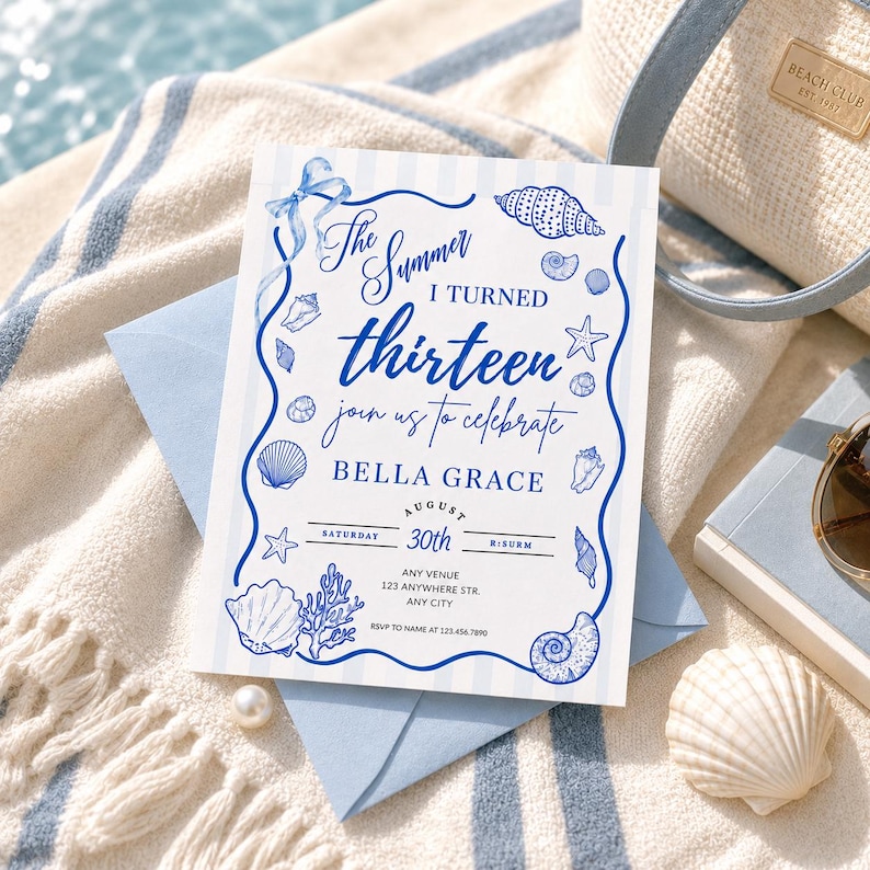 Puede incluir: Una invitaci&oacute;n blanca con ilustraciones de conchas marinas azules y el texto "The Summer I Turned Thirteen". La invitaci&oacute;n est&aacute; sobre un sobre azul, con un bolso de playa y gafas de sol en el fondo.