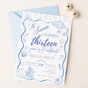 Puede incluir: Una invitación azul claro con un sobre a juego. La invitación presenta ilustraciones de conchas marinas azules y el texto "The Summer I Turned Thirteen". La invitación es para el cumpleaños de Bella Grace el 30 de agosto.
