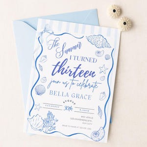 Könnte beinhalten: Hellblaue Einladungskarte mit dem Text "The Summer I Turned Thirteen" in eleganter Schrift. Die Einladung ist mit blauen Muschelbildern verziert und enthält Veranstaltungsdetails. Ein passender Umschlag ist enthalten.