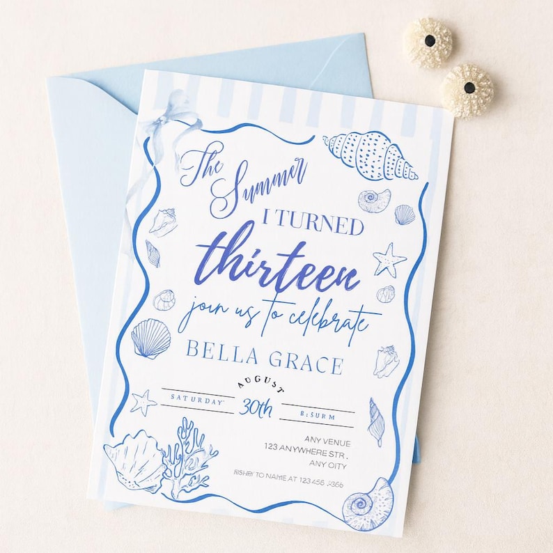 Puede incluir: Una invitaci&oacute;n azul claro con el texto "The Summer I Turned Thirteen" en escritura elegante. La invitaci&oacute;n est&aacute; decorada con ilustraciones de conchas marinas azules e incluye detalles del evento. Se incluye un sobre a juego.