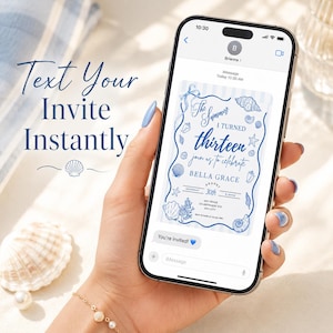 Puede incluir: Un tel&eacute;fono inteligente muestra una invitaci&oacute;n azul y blanca con ilustraciones de conchas marinas y el texto "The Summer I Turned Thirteen". El tel&eacute;fono se sostiene en una mano con esmalte de u&ntilde;as azul, con las palabras "Text Your Invite Instantly" en el fondo.
