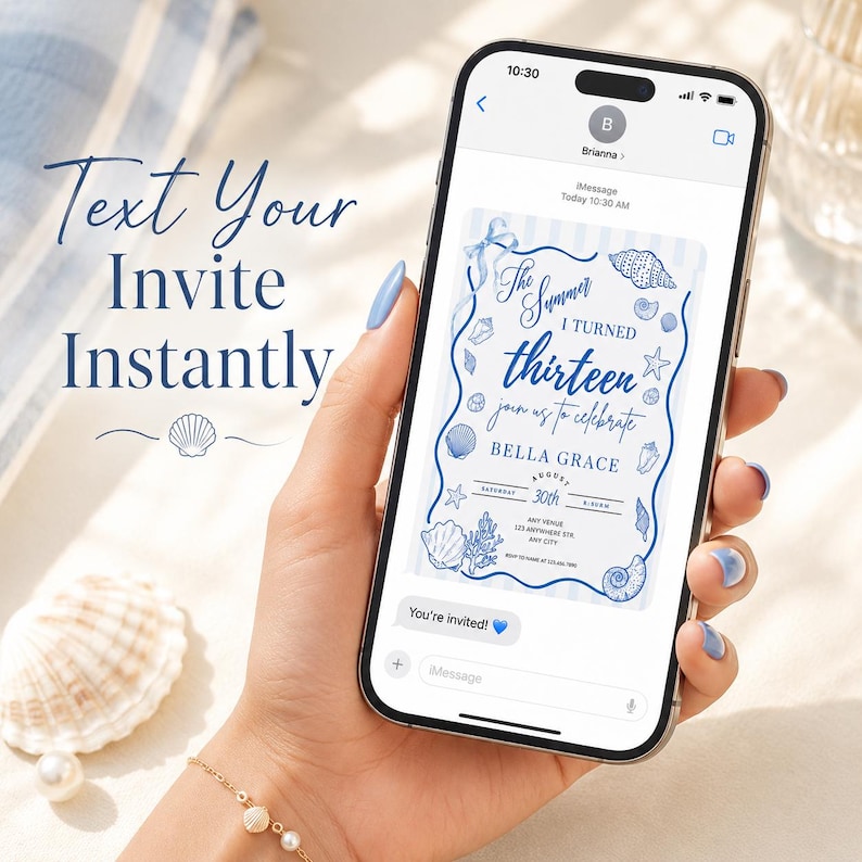 Puede incluir: Un tel&eacute;fono inteligente muestra una invitaci&oacute;n azul y blanca con ilustraciones de conchas marinas y el texto "The Summer I Turned Thirteen". El tel&eacute;fono se sostiene en una mano con esmalte de u&ntilde;as azul, con las palabras "Text Your Invite Instantly" en el fondo.