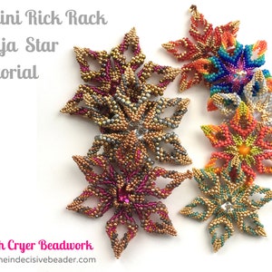 Può includere: Una collezione di sei stelle ninja colorate in perline, realizzate con la tecnica Cellini Rick Rack. Le stelle sono realizzate con vari colori di perline, tra cui oro, argento, rosa, arancio, verde e blu. L'immagine include il testo "Cellini Rick Rack Ninja Star Tutorial" e "Sarah Cryer Beadwork".