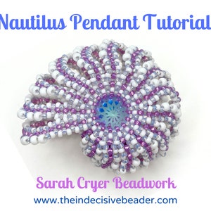 Può includere: Un ciondolo a forma di conchiglia di nautilus in perle, in tonalità di bianco, viola e blu. Il ciondolo presenta un cabochon blu iridescente centrale con un motivo a fiocco di neve. Il testo "Nautilus Pendant Tutorial" e "Sarah Cryer Beadwork" è visibile nell'immagine.