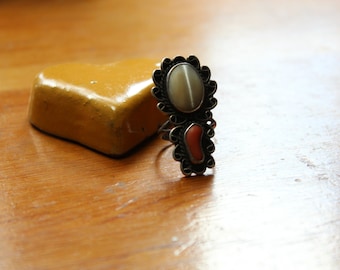 Vintage Native American Southwest Sterling Silver Ring with Coral and Spiny Oyster Shell