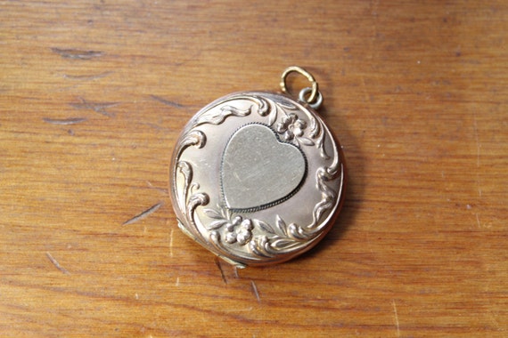 Art Nouveau Gold Tone Locket with Heart - image 5