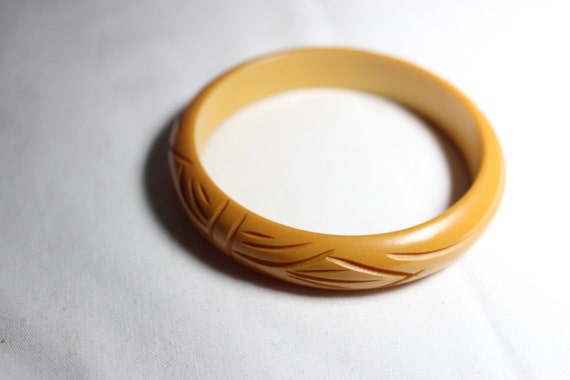 Art Deco Carved Yellow Bakelite Bangle Bracelet - image 3