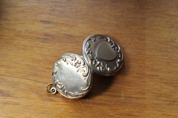 Art Nouveau Gold Tone Locket with Heart - image 4