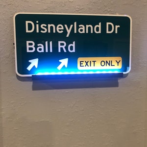 Disneyland Dr fwy exit sign