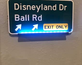 Disneyland Dr fwy exit sign