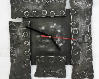 Geometrische Hand geschmiedete Uhr. Wanduhr. Hergestellt aus recyceltem Eisen