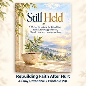 Può includere: Una copertina di libro intitolata Still Held: A 33-Day Devotional for Rebuilding Faith After Disappointment, Church Hurt, and Unanswered Prayer. L'immagine mostra una piccola pianta in vaso su un davanzale che si affaccia su un'alba sopra un paesaggio.