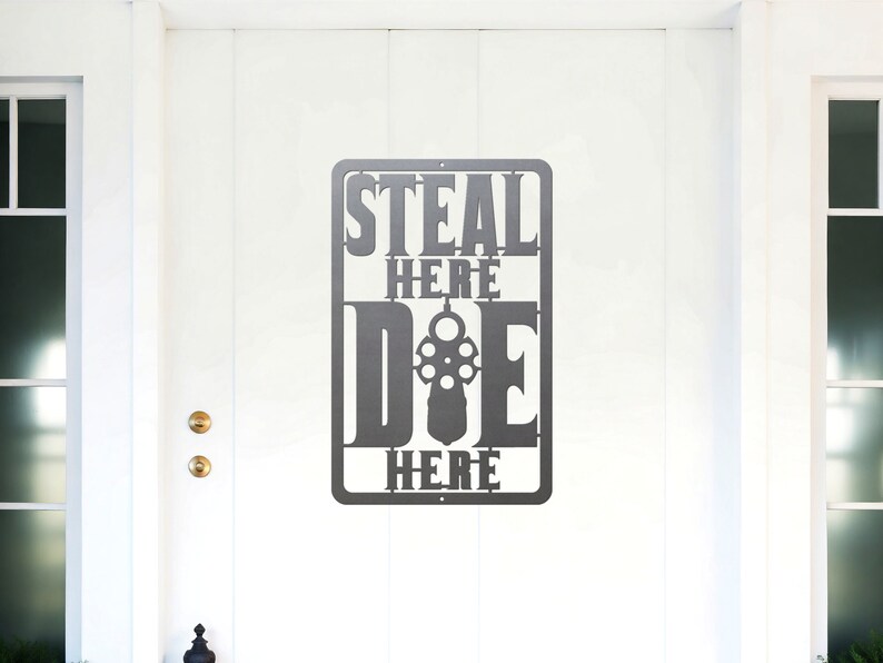Może przedstawiać: Metalowy znak z tekstem "STEAL HERE DIE HERE" z sylwetką pistoletu w środku słowa "DIE".