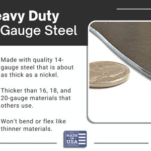 Może przedstawiać: Arkusz blachy stalowej o grubości 14, pokazany obok monety 5 groszy, aby zilustrować jej grubość. Tekst głosi "Heavy Duty 14 Gauge Steel" i "Made in USA".