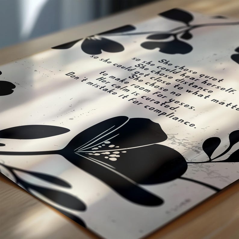 Puede incluir: Una impresi&oacute;n con un dise&ntilde;o floral negro sobre un fondo crema. El texto dice: "Ella eligi&oacute; el silencio, para poder escucharse a s&iacute; misma". La obra de arte tiene una est&eacute;tica vintage y desgastada.