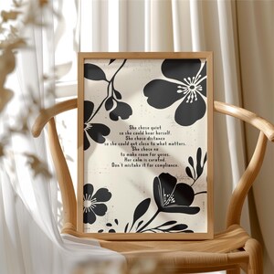 Puede incluir: Un cuadro enmarcado con un dise&ntilde;o floral en negro y crema. La impresi&oacute;n incluye una cita sobre la elecci&oacute;n del silencio y la distancia. El marco de madera complementa la paleta de colores neutros, para la decoraci&oacute;n del hogar.