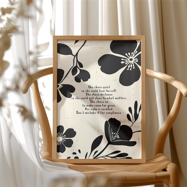 Puede incluir: Un cuadro enmarcado con un dise&ntilde;o floral en negro y crema. La impresi&oacute;n incluye una cita sobre la elecci&oacute;n del silencio y la distancia. El marco de madera complementa la paleta de colores neutros, para la decoraci&oacute;n del hogar.