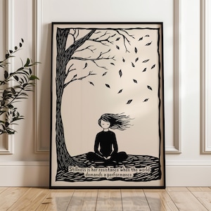 Peut inclure: Illustration en noir et blanc d'une femme assise en position de méditation sous un arbre avec des feuilles qui tombent. Le texte dit "Le calme est sa résistance quand le monde exige une performance."