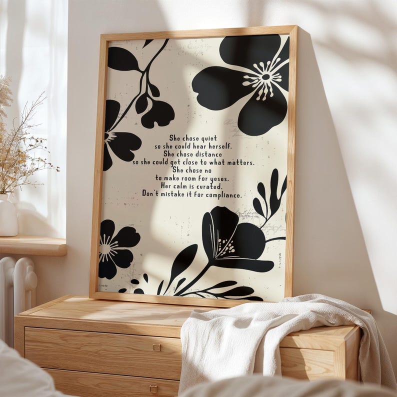 Puede incluir: Un cuadro enmarcado con dise&ntilde;os florales negros sobre un fondo crema. La impresi&oacute;n incluye texto inspirador en estilo manuscrito. El marco es de madera clara, agregando un toque natural a la obra de arte.
