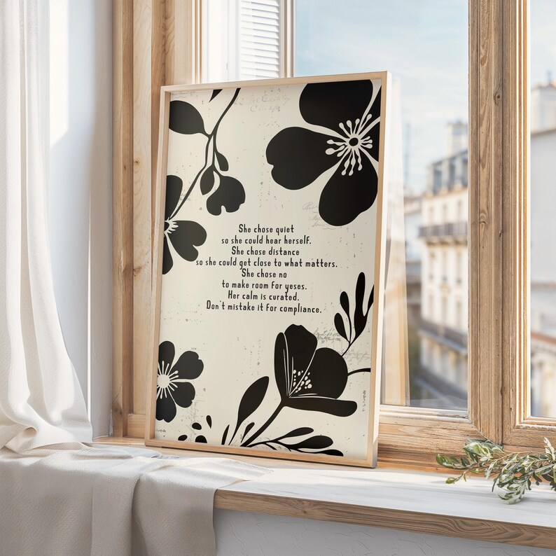 Puede incluir: Una impresi&oacute;n art&iacute;stica enmarcada con dise&ntilde;os florales negros sobre un fondo crema. La impresi&oacute;n incluye el texto "She chose quiet...Don't mistake it for compliance." La obra de arte se exhibe en un alf&eacute;izar.