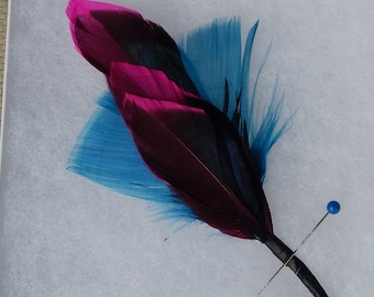 Fuchsia Feder Boutonniere - Verführerische Anstecknadel - Schwarze Feder Boutonniere - Blaue Feder Boutonniere