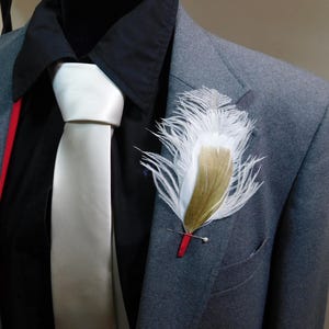 Spicy Feather Boutonniere - White and Gold Wedding Boutonniere - Homecomming boutonniere - Prom Boutonniere Lapel Pin