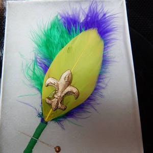 Boutonniere de penas de carnaval - distintivo de lapela de santos - boutonniere de futebol - boutonniere de carnaval, distintivo de lapela verde, puple e dourado - desfile