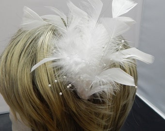 Weißer Hochzeit Fascinator - Große weiße Braut Feder Haarspange - Perlen Kopfschmuck - Brautjungfer Kopfschmuck