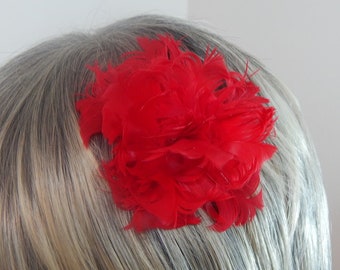 Pieza de pelo de pluma de rosa roja - Tocado romántico rojo - Peine de pelo realmente rojo - Pinza de pelo de flor de pluma - Tocado de baile rojo