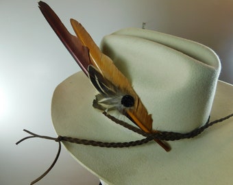 Mooie natuurlijke veren hoed accessoire met lederen band - cowboy hoed band - bruine hoed band - grote hoed band