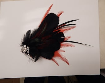 Black Feather Fascinate - Clip per capelli rosso - Pin per capelli personalizzato - Copricapo strass - Pezzo di capelli neri - Fiocco per capelli rossi