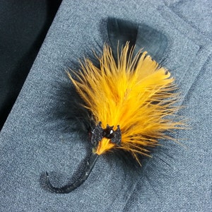 Halloween Feder Boutonniere - Strass Fledermaus Anstecknadel - Orange und Schwarz für Halloween - Vampir Liebhaber