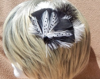 Fascinator de pelo de abanico negro - Peine de pelo de plumas blanco y negro - Tocado de avestruz negro - Pieza de pelo nupcial - Fascinator de baile