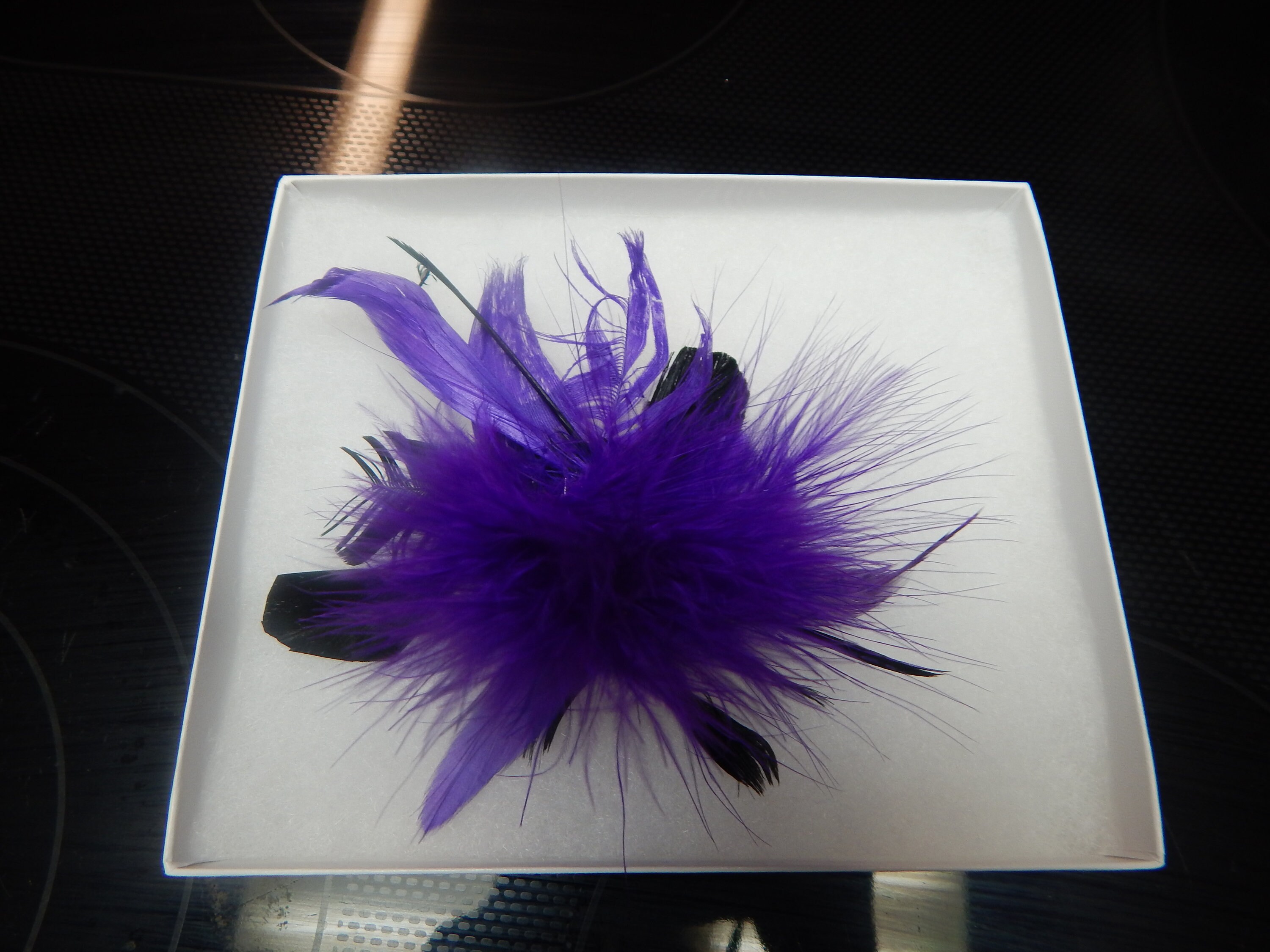 ふわふわの羽根のヘアクリップ。紫、金、赤の3色展開。すべて黒のアクセント付き。ダンス用ファシネーター。リサイタル用ヘアピース。ヘアコーム。