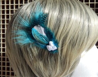 Blauer Feder Fascinator - Haarspange mit weißen Miniaturrosen - Blauer Perlmutt Haarteil - Seltener Eisvogel Kopfschmuck - Tanz Haar Fascinator