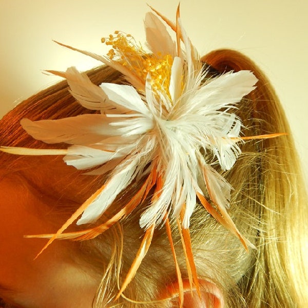Feather Flower Fascinator - Haarclip lijkt op zeldzame nachtbloeiende Cereus - Witte haarspeld - Oranje haarkam - Wit haarstuk