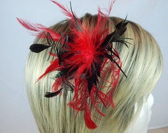 Unruly Feather Fascinator - Pince à cheveux en plumes noires et rouges - Peigne à cheveux en plumes rouges - Coiffe de fête - Rave Hair Bow